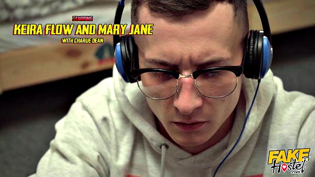 Две подруги соблазняют Чарли Дина и устраивают групповуху с двойным минетом и сквиртом в спальне.