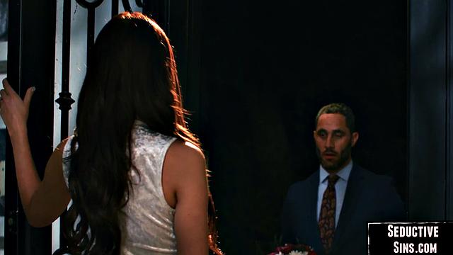 Beauty babe gets pussydestroyed