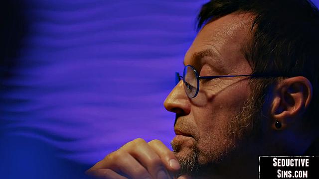 Beauty babe gets pussydestroyed