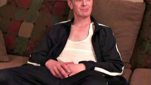 Умный, но без денег - зрелый гей торгует собой ради кайфа