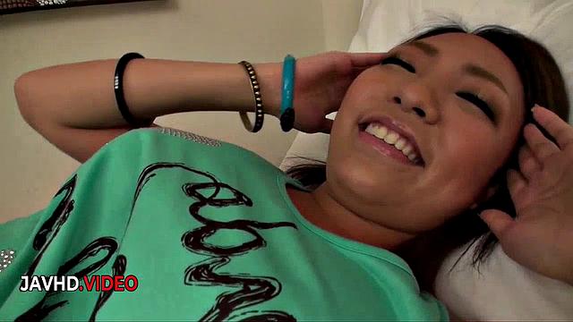 Хикари страстно отсасывает член на жаркой японской ночи.