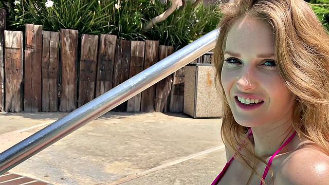 Эшли устраивает шоу у бассейна: маленькая попка, большая смекалка