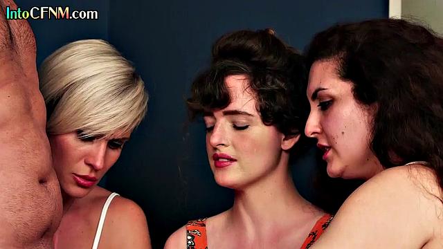 Девчонки с интересом дрочат взрослого любовника - финал яркий, все довольны.