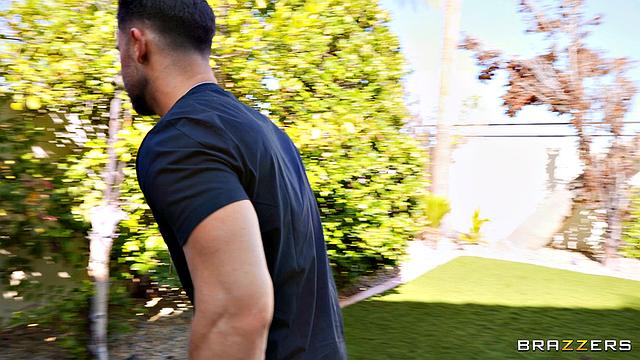 Соседка в бикини манит двух братьев и устраивает жёсткий секс на троих у бассейна с Xander Corvus, Seth Gamble и Alexis Fawx.