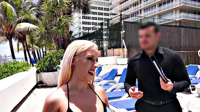 Аспен Романофф соблазняет у бассейна и получает мокрый трах