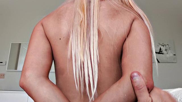 Аспен Романофф соблазняет у бассейна и получает мокрый трах