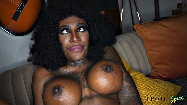 брюнетка с большими сиськами скачет и получает сперму на лицо