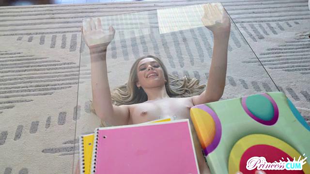 блондинка соблазняет сводного брата и просит кончить в неё