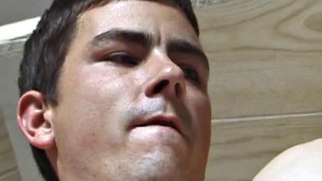 Стрейт получает неожиданный дроч от друга - видимо, тот тоже не такой уж натурал