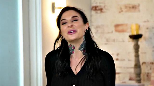 смотри, как татуированная милфа кайфует от ласк языком опытной массажистки