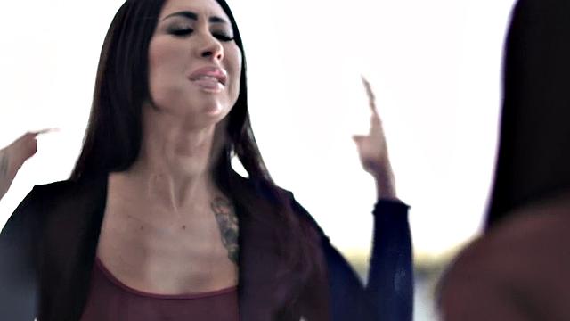 MILF stepmom loves fucking with stepson in pussy