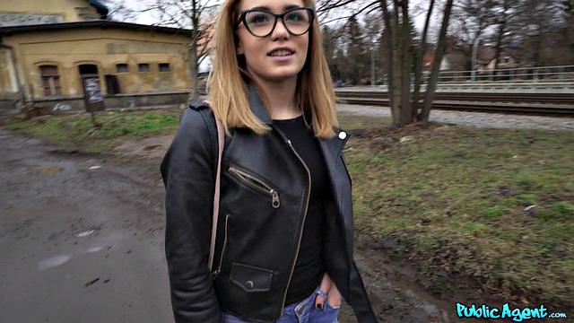 Блондинка-фитоняшка пошла в подвал на кастинг и внезапно оказалась на члене, зато гонорар теперь не забудет!