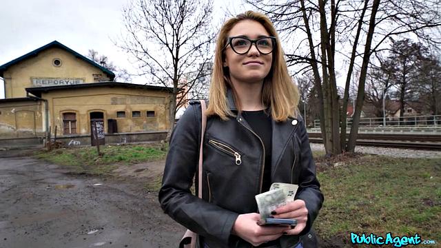 Блондинка-фитоняшка пошла в подвал на кастинг и внезапно оказалась на члене, зато гонорар теперь не забудет!