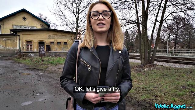 Блондинка-фитоняшка пошла в подвал на кастинг и внезапно оказалась на члене, зато гонорар теперь не забудет!