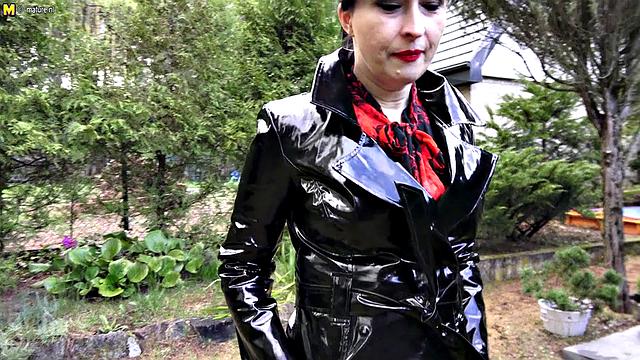 ванилианна глубоко вставляет огромную игрушку и заливает лохматую киску