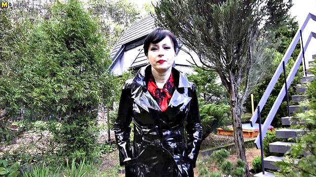 ванилианна глубоко вставляет огромную игрушку и заливает лохматую киску