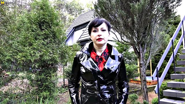 ванилианна глубоко вставляет огромную игрушку и заливает лохматую киску