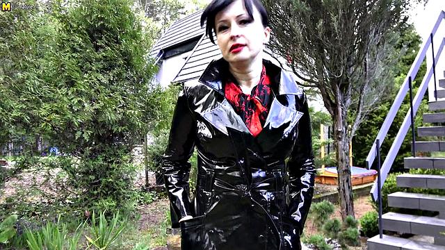 ванилианна глубоко вставляет огромную игрушку и заливает лохматую киску