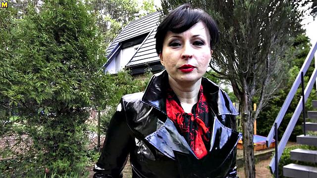 ванилианна глубоко вставляет огромную игрушку и заливает лохматую киску