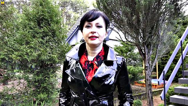 ванилианна глубоко вставляет огромную игрушку и заливает лохматую киску