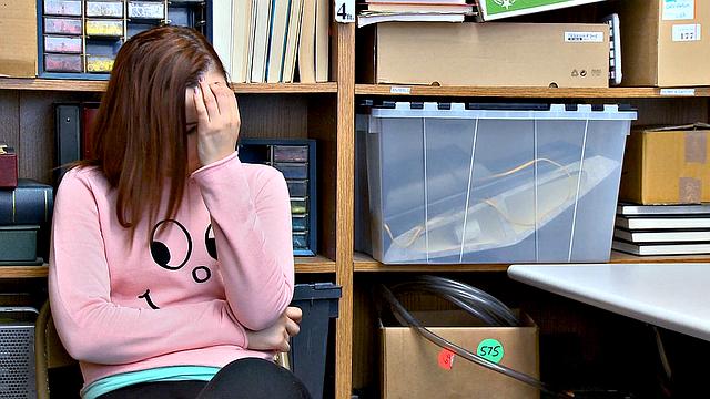 рыжая milf попалась на краже и отдалась прямо на складе