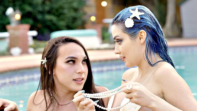 транс-сирена с шикарной грудью лижет киску и трахает у бассейна