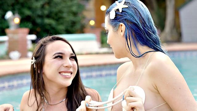 транс-сирена с шикарной грудью лижет киску и трахает у бассейна