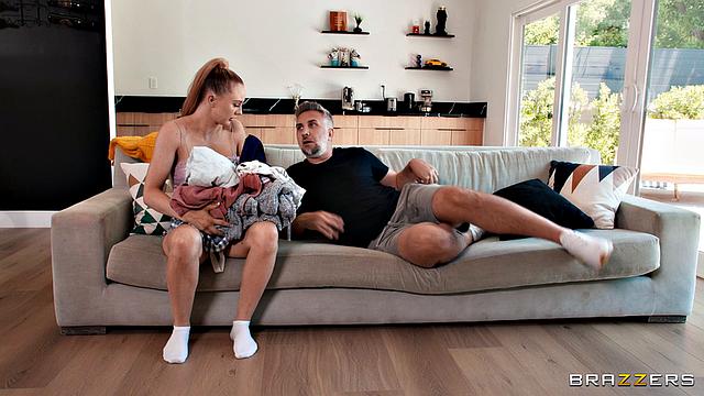 уборка в коротких шортах заканчивается грязным футджобом на диване