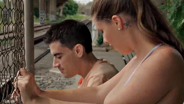 сочная жопа сводит парня с ума своим телом