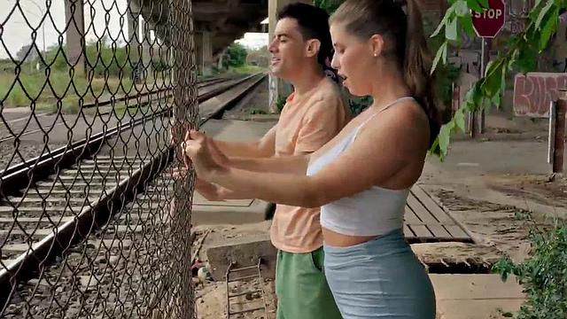 сочная жопа сводит парня с ума своим телом