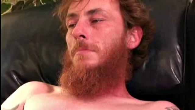 Фрэнки доводит себя до бешеного оргазма и густо кончает рукой