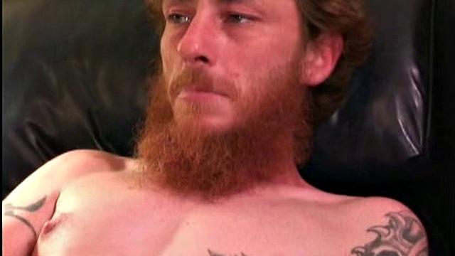 Фрэнки доводит себя до бешеного оргазма и густо кончает рукой