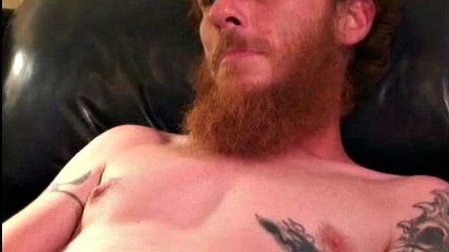 Фрэнки доводит себя до бешеного оргазма и густо кончает рукой