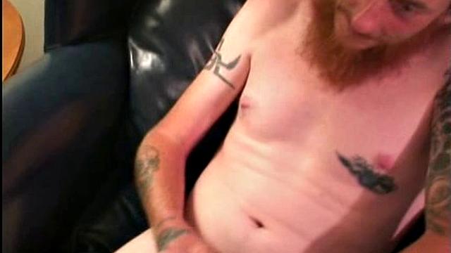 Фрэнки доводит себя до бешеного оргазма и густо кончает рукой