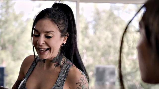 татуированные сводные сестры в очках жадно лижут друг другу мокрые киски