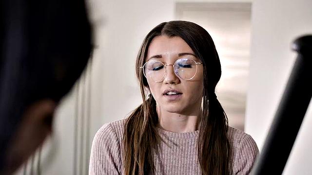 татуированные сводные сестры в очках жадно лижут друг другу мокрые киски