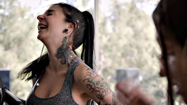 Lez stepsisters enjoy licking and pussyfingering sex