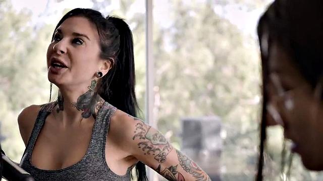 Lez stepsisters enjoy licking and pussyfingering sex