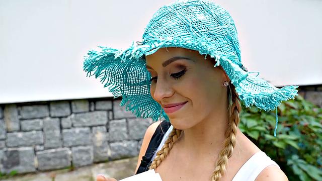 жена с косичками и тату развлекается на газоне, муж в пролёте