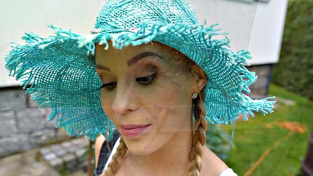 жена с косичками и тату развлекается на газоне, муж в пролёте