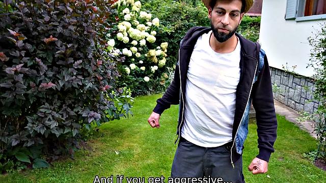 жена с косичками и тату развлекается на газоне, муж в пролёте