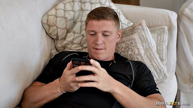 Оливер Флинн дрочит на горячих телок с секс-хотлайна, а потом зазывает их в реальность для жаркого группового траха с Зааваади и Ariana Van X.