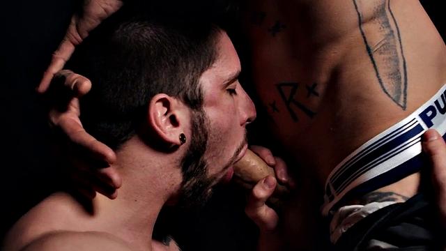 Inked stud barebacking bottom deepthroating lover