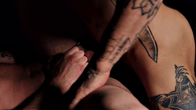 смотри, как татуированный качок жёстко трахает парня и даёт ему заглотить член