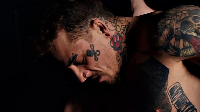 Inked stud barebacking bottom deepthroating lover