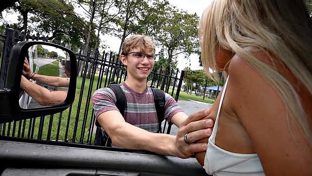 Fooled stud fucks gay in pickup bus after getting BJ