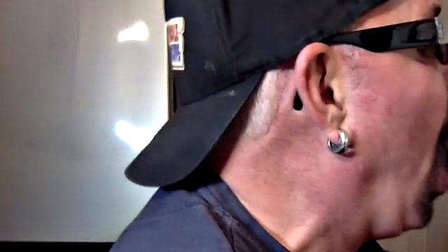 опытный мужик жадно сосёт член в самодельном глори-холе крупным планом