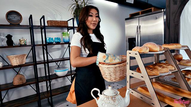 Официантка соблазняет блондинку и лижет ей прямо на барной стойке