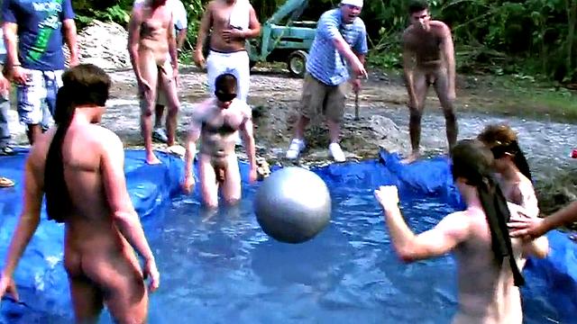 Str8 stud sucks for voyeuristic fraternity outdoor