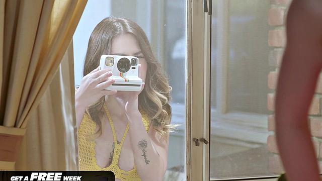 огненная брюнетка и сочная блондинка жадно трахаются втроём